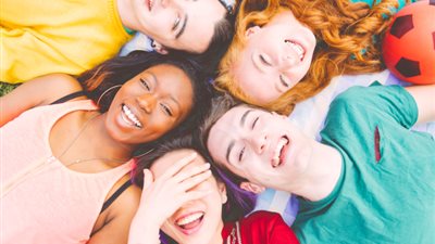 دراسة: السعادة تكمن في وجود ”الأصدقاء الجيدين”