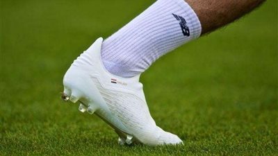 ” صلاح ” يستعرض حذائه فى التدريب الأخير