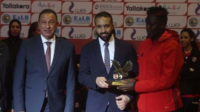 بالصور.. استلام لاعبات الأهلي كأس البطولة الأفريقية العاشرة للطائرة