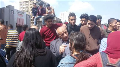 بالصور.. تجمهر العشرات من طلاب أولى ثانوي أمام مبنى محافظة الشرقية