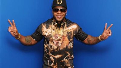 شاهد.. مغني الراب العالمي ”فلو ريدا” يرقص أمام أبو الهول
