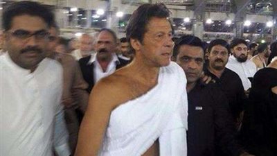 رئيس وزراء باكستان في الحرم المكي لتأدية ”العمرة”.. (صور)