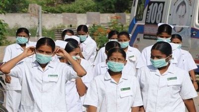 ممرضات يلقن طبيبًا ”درسًا قاسيًا” لتحرشه بزميلتهن.. (فيديو)