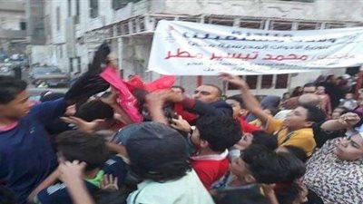 تيسير مطر يوزع 50 ألف شنطة مدرسية على أهالي المنيل