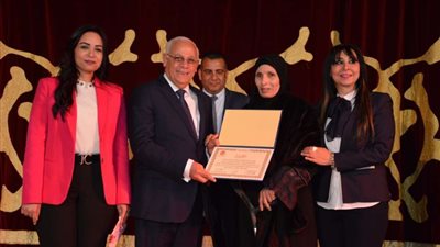 محافظ بورسعيد يشهد احتفالية بعيد الأم ويكرم عدد من الأمهات المثاليات