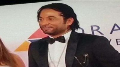 عمرو سعد يثير الجدل بضفائرة الصغيرة فى شعره