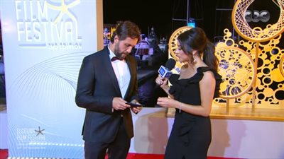 هشام ماجد يحرج مذيعة ”CBC” لذكرها أحمد فهمي: ”إيه علاقته بالمهرجان”