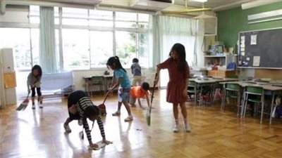 أطفال الروضة اليابانيون ينظفون فصلهم بعد الانتهاء من تناول الوجبة