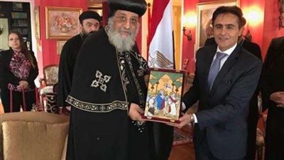 البابا تواضروس يسلم قنصل مصر بنيويورك هدية تذكارية