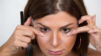 متبوظيش الخروجة.. أسهل طريقة لرسم الأيلاينر في لحظات