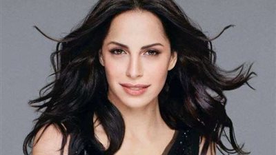 ”الوطنية للإعلام” تقرر  منع إذاعة أغانٍ لـ”آمال ماهر”