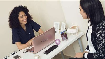 شاهد.. مُلهمة مصرية صماء تحدت العالم وامتهنت طب الأسنان