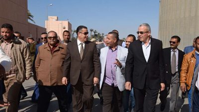 محافظ بني سويف يتابع استعدادات الصوامع لموسم توريد القمح