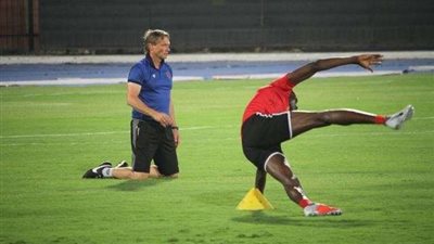 بالصور.. لاعبي الأهلي يؤدون التمرينات قبل مباراة حورية باستاد السلام