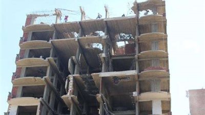 محافظ القاهرة يشهد إزالة عقار مخالف بحي مصر القديمة