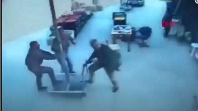 شاهد.. عاصفية تركية تؤدي لتطاير الأفراد فى السماء