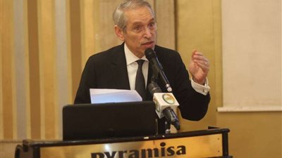 وزير الزراعة يتغيب عن إطلاق أول دليل لمبيدات الآفات على التليفون المحمول