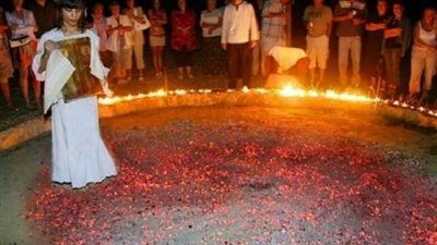 بالفيديو.. سقوط فتاة بحفرة نار بسبب طقوس دينية