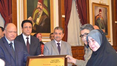 بالصور.. محافظ القاهرة يكرم أسر شهداء الشرطة والجيش