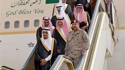 الملك سلمان يصل تونس للمشاركة في القمة العربية