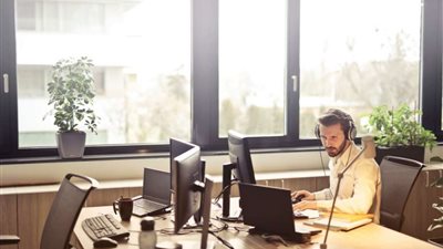 دراسة تكشف أهمية الموسيقى أثناء العمل