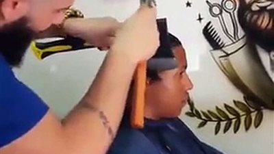 بالفيديو.. حلاق يستخدم الفأس بدلاً من المقص لتسوية الشعر