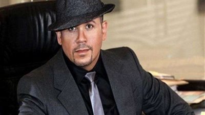 هشام عباس يكشف كواليس غناء عمرو دياب في عقيقة ابنة عامر منيب