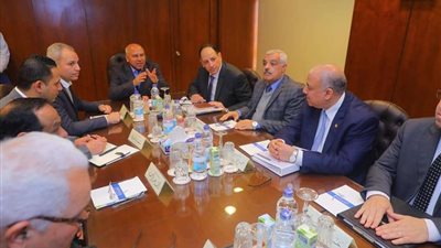 وزير النقل يعقد اجتماعًا موسعًا مع رؤساء شركات الطرق والكباري