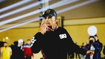 شباب يقتحمون مسرح حفل محمد رمضان لالتقاط الصور التذكارية