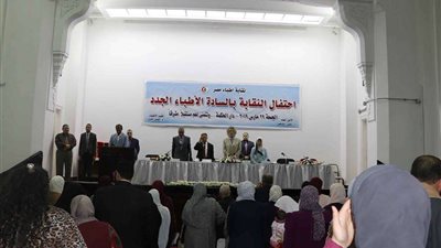 بالصور.. الأطباء تسلم كارنيهات الدفعة الجديدة