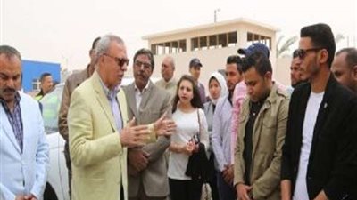 طلاب التعليم العالي برفقة الهجان بمشروعات المنطقة الصناعية بقنا