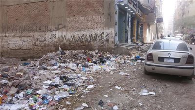 أكوام القمامة تحاصر صيدلية بالزقازيق.. والمالك يستغيث بمحافظ الشرقية