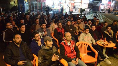 مقاهي القاهرة تتزين بمشجعي الأهلي والزمالك