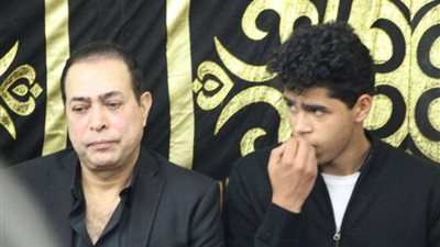 بالصور.. حكيم وفؤاد يستقبلان عزاء 