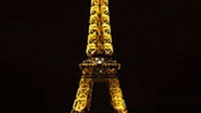 الظلام يخيم على برج إيفيل احتفالا بساعة الأرض