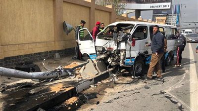 بالصور.. إصابة 8 أشخاص بسبب اصطدام ميكروباص بالرصيف بطريق السويس