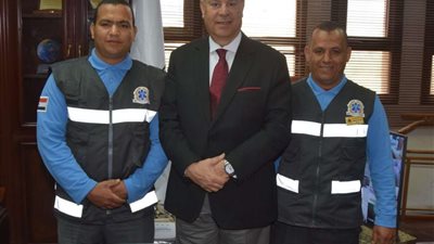 محافظ بني سويف يستقبل طاقم إسعاف أعاد 56 ألف جنيه لمواطن مصاب في حادث