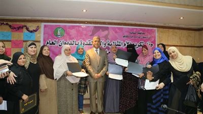 محافظ المنوفية يكرم 19 أم مثالية من العاملين بالديوان العام