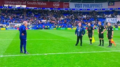 بالفيديو.. مدرب كارديف سيتي يعترض على حكم تشيلسي بطريقة مثيرة للجدل