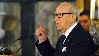 السبسي يتغنى بالشعر مدحا في مصر وشعبها