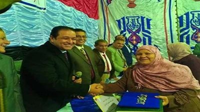 علاء عابد يكرم الطلبة المتفوقين بالصف