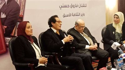 فاروق حسني يرصد معاركه الثقافية في كتابه الجديد