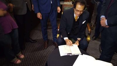 بالصور.. فاروق حسني يوقع كتابه الجديد بحضور عدد من الإعلاميين والمثقفين