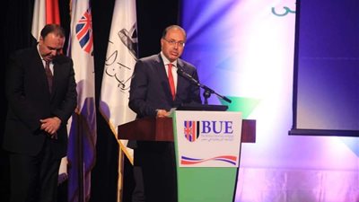 بالصور.. غياب الفنانين عن حضور حفل الجامعة البريطانية