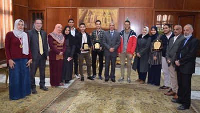 رئيس جامعة المنوفية يكرم الطلاب المتميزين في الملتقيات الطلابية