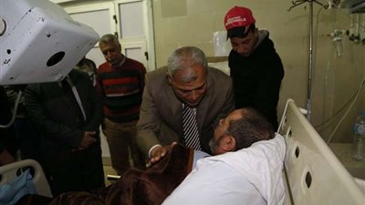 محافظ المنوفية يزور أحد المرضى من العاملين بالديوان العام بمستشفى شبين
