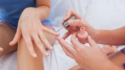 ذهبت لصالون التجميل لطلاء أظافرها فخرجت فاقدة لإصبعها!