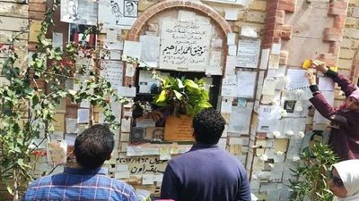 أسرة الراحل أحمد خالد توفيق تتغيب عن إحياء ذكراه وسط توافد محبيه