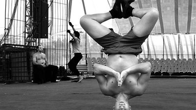 أغرب حركات عارضي السيرك حول العالم