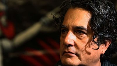 بعد اتهامه بالتحرش..عازف شهير يقرر الانتحار لإثبات برائته